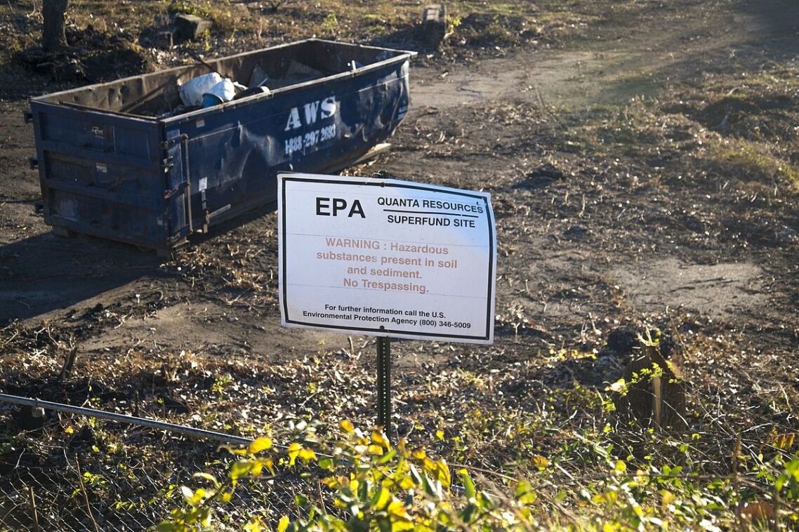 https://commons.wikimedia.org/wiki/File:Quanta_Resources_Superfund_Site_%2830839643481%29.jpg